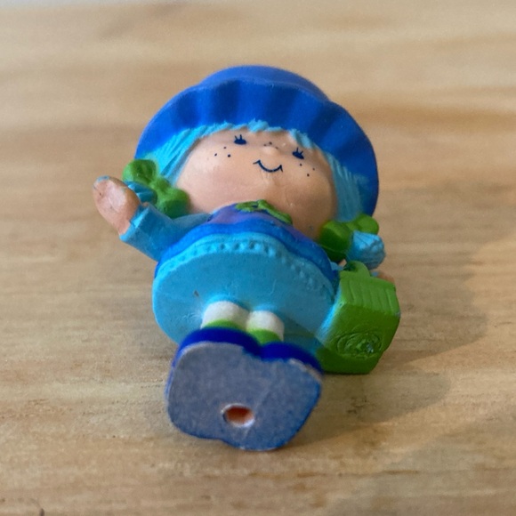 Strawberry Shortcake Blueberry Muffin with Berry Basket Miniature Figurine - Picture 5 of 5